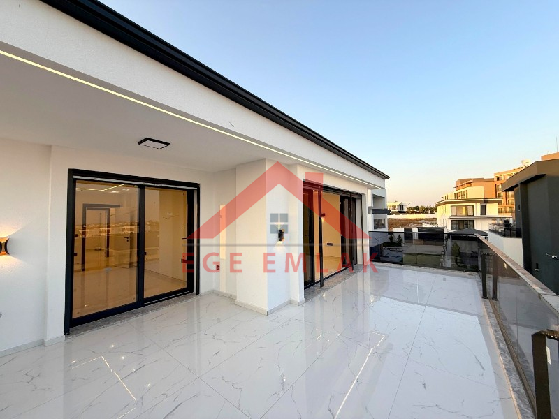 Didim'de 600 Metre Kare Arsa İçerisinde Satılık Beyaz Saray