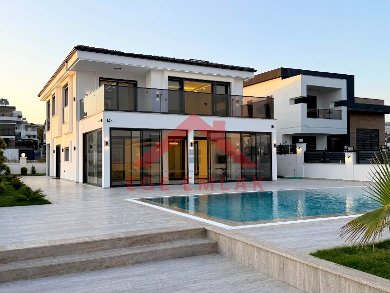 Didim'de 600 Metre Kare Arsa İçerisinde Satılık Beyaz Saray