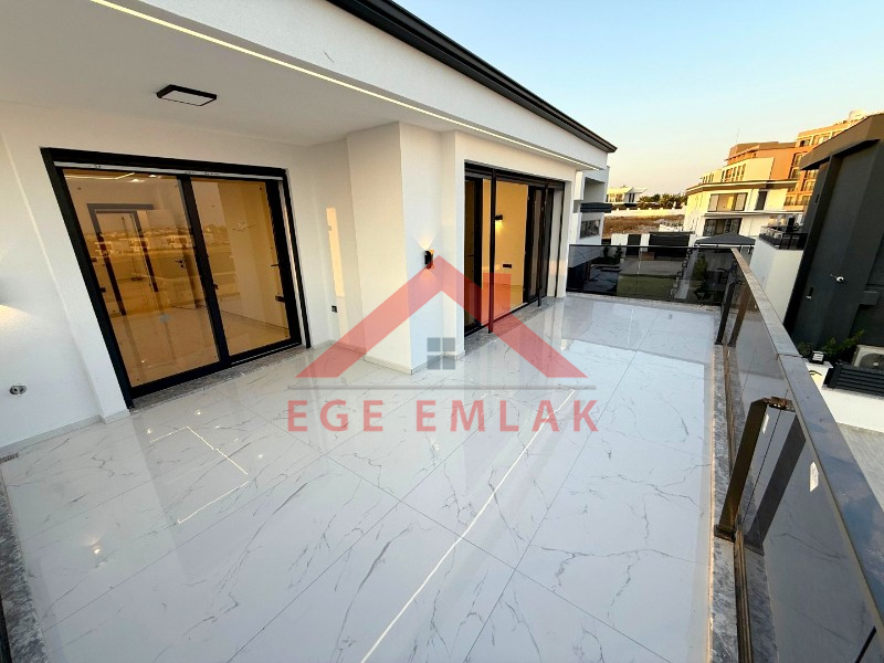 Didim'de 600 Metre Kare Arsa İçerisinde Satılık Beyaz Saray