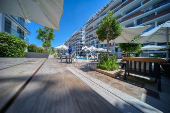 Girne Merkez'de Site İçinde Geniş Teraslı Geniş Tip 2+1 Satılık Daire