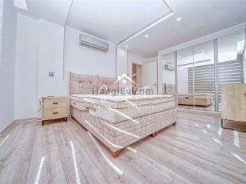 Girne Merkez'de Site İçinde Geniş Teraslı Geniş Tip 2+1 Satılık Daire