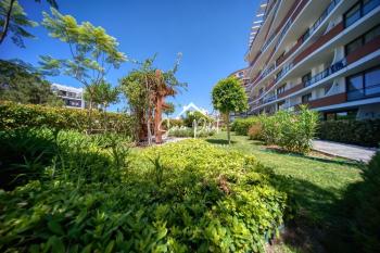 Girne Merkez'de Site İçinde Geniş Teraslı Geniş Tip 2+1 Satılık Daire