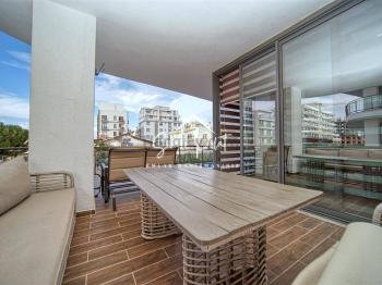 Girne Merkez'de Site İçinde Geniş Teraslı Geniş Tip 2+1 Satılık Daire