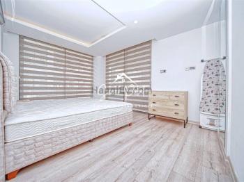 Girne Merkez'de Site İçinde Geniş Teraslı Geniş Tip 2+1 Satılık Daire