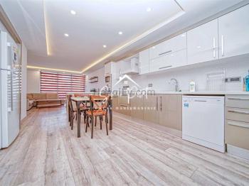 Girne Merkez'de Site İçinde Geniş Teraslı Geniş Tip 2+1 Satılık Daire