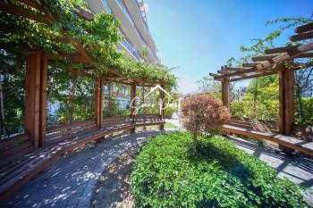 Girne Merkez'de Site İçinde Geniş Teraslı Geniş Tip 2+1 Satılık Daire