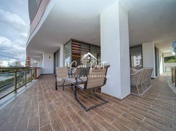 Girne Merkez'de Site İçinde Geniş Teraslı Geniş Tip 2+1 Satılık Daire