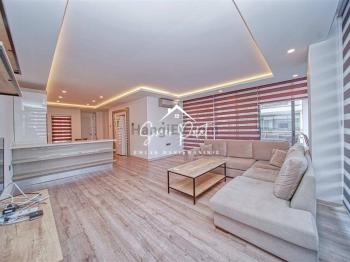 Girne Merkez'de Site İçinde Geniş Teraslı Geniş Tip 2+1 Satılık Daire