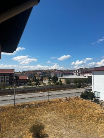 ÜNİVERSİTE BÖLGESİNDE SATILIK 2+0 DAİRE