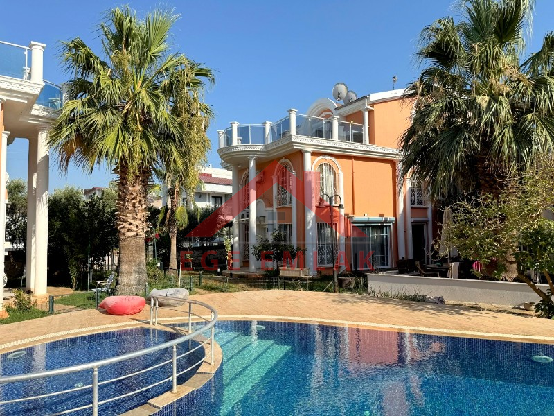 Didim'de Havuzlu Site İçerisinde Satılık 4+1 Villa