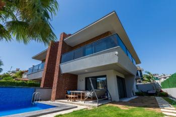 Çesme'nin En huzurlu lokasyonunda Yüzme Havuzlu Yeni Villa
