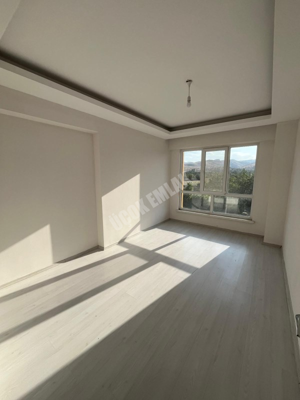 AFYON ÜÇOK EMLAKTAN ALİ İHSAN PAŞA MAH KİRALIK LÜX ARAKAT  3+1 135M²