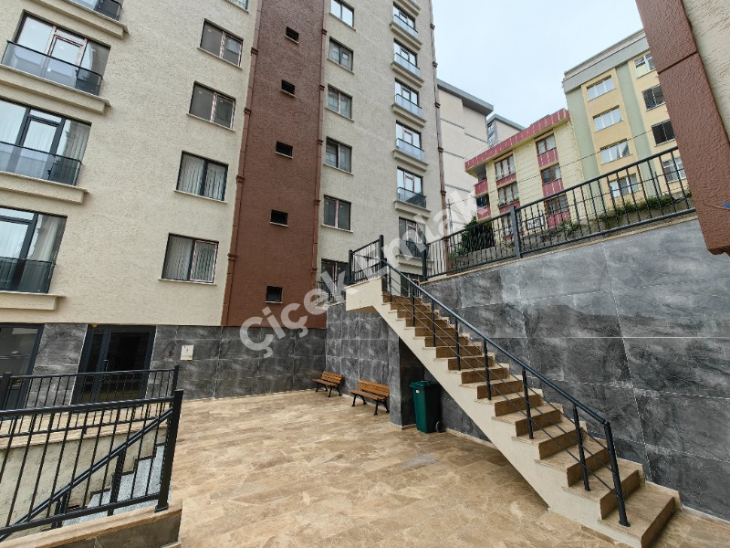 Alibeyköy Metro'ya 5 dk Güvenlikli Otoparklı Site'de 8.Kat Satılık Daire