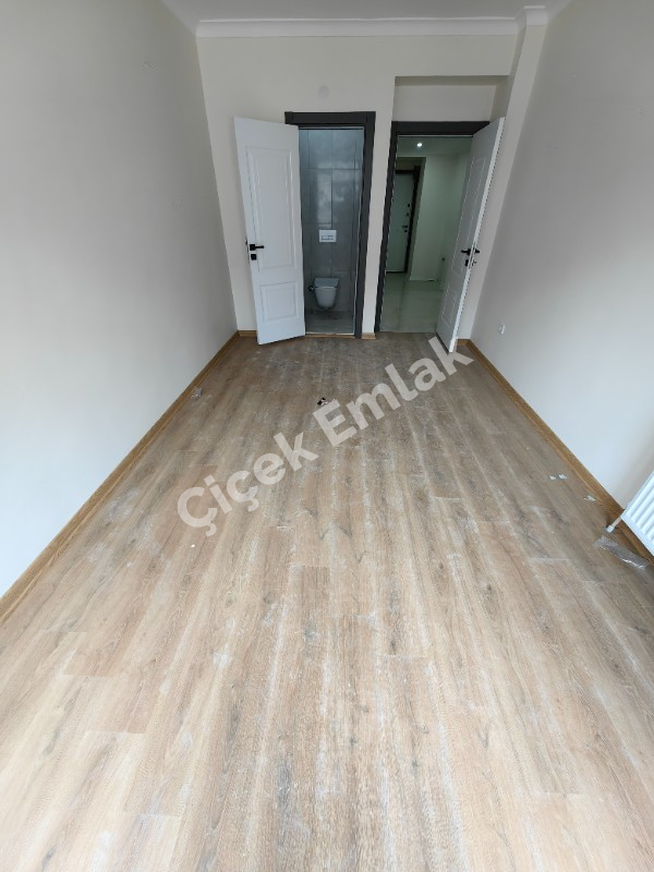 Alibeyköy Metro'ya 5 dk Güvenlikli Otoparklı Site'de 8.Kat Satılık Daire