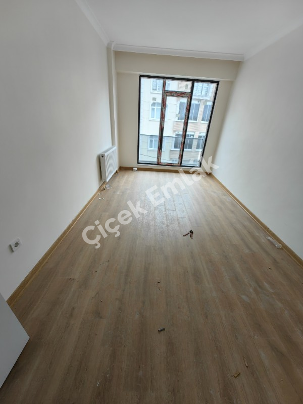 Alibeyköy Metro'ya 5 dk Güvenlikli Otoparklı Site'de 8.Kat Satılık Daire