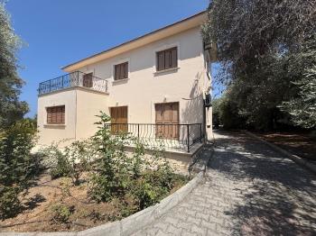 KKTC Girne Edremit Bölgesinde 3.5 Dönüm Arsa İçerisinde Yardımcı Evli Satılık Villa