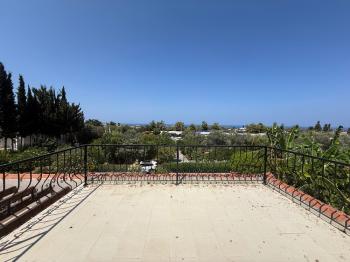 KKTC Girne Edremit Bölgesinde 3.5 Dönüm Arsa İçerisinde Yardımcı Evli Satılık Villa