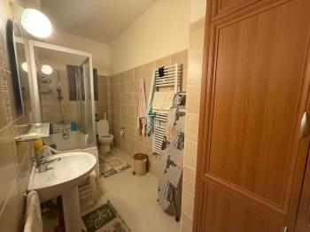 KKTC Girne Edremit Bölgesinde 3.5 Dönüm Arsa İçerisinde Yardımcı Evli Satılık Villa
