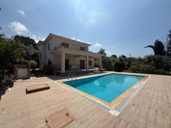 KKTC Girne Edremit Bölgesinde 3.5 Dönüm Arsa İçerisinde Yardımcı Evli Satılık Villa