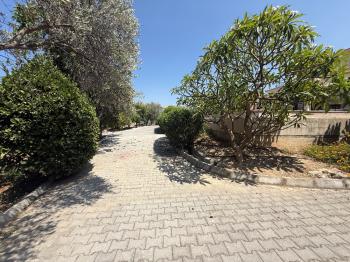 KKTC Girne Edremit Bölgesinde 3.5 Dönüm Arsa İçerisinde Yardımcı Evli Satılık Villa