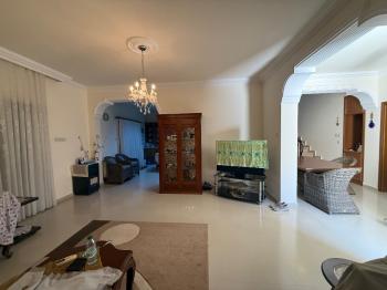 KKTC Girne Edremit Bölgesinde 3.5 Dönüm Arsa İçerisinde Yardımcı Evli Satılık Villa
