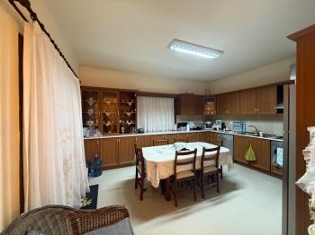 KKTC Girne Edremit Bölgesinde 3.5 Dönüm Arsa İçerisinde Yardımcı Evli Satılık Villa