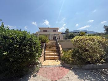 KKTC Girne Edremit Bölgesinde 3.5 Dönüm Arsa İçerisinde Yardımcı Evli Satılık Villa