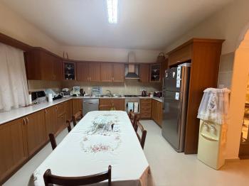 KKTC Girne Edremit Bölgesinde 3.5 Dönüm Arsa İçerisinde Yardımcı Evli Satılık Villa