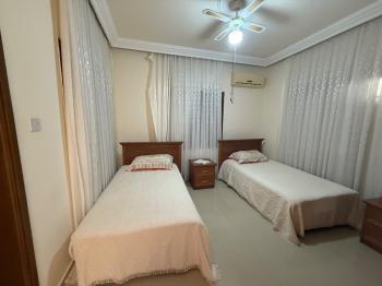 KKTC Girne Edremit Bölgesinde 3.5 Dönüm Arsa İçerisinde Yardımcı Evli Satılık Villa