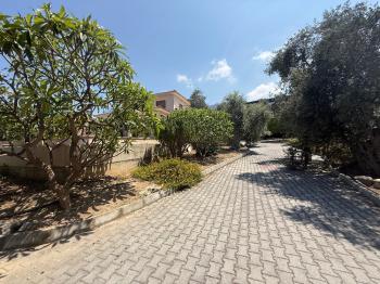 KKTC Girne Edremit Bölgesinde 3.5 Dönüm Arsa İçerisinde Yardımcı Evli Satılık Villa