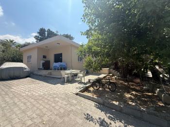 KKTC Girne Edremit Bölgesinde 3.5 Dönüm Arsa İçerisinde Yardımcı Evli Satılık Villa