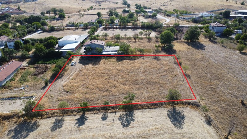 AFYON ÜÇOK EMLAKTAN SÜLÜNDE SATILIK YATIRIMLIK KONUMU GÜZEL 3.587M² TARLA