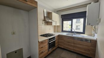 Kozyatağı Oral Sokak'ta Metro ve Minibüs Caddesine Yürüme Mesafesinde 3+1 Daire