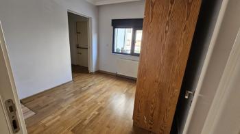 Kozyatağı Oral Sokak'ta Metro ve Minibüs Caddesine Yürüme Mesafesinde 3+1 Daire