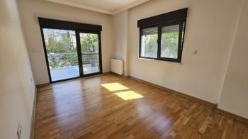 Kozyatağı Oral Sokak'ta Metro ve Minibüs Caddesine Yürüme Mesafesinde 3+1 Daire