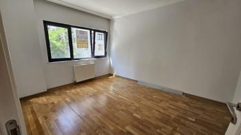 Kozyatağı Oral Sokak'ta Metro ve Minibüs Caddesine Yürüme Mesafesinde 3+1 Daire