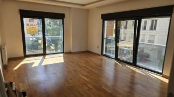 Kozyatağı Oral Sokak'ta Metro ve Minibüs Caddesine Yürüme Mesafesinde 3+1 Daire