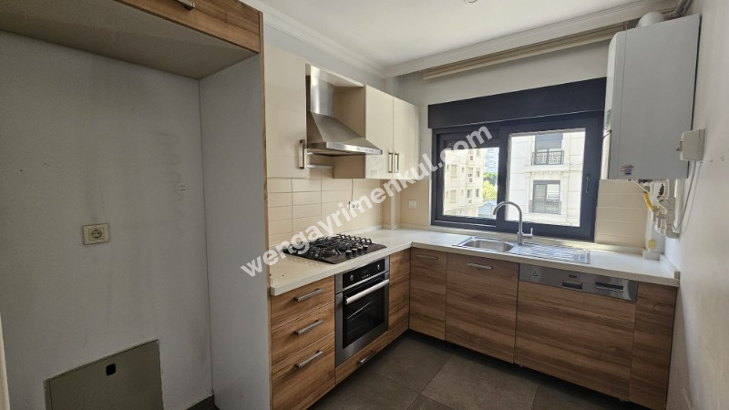 Kozyatağı Oral Sokak'ta Metro ve Minibüs Caddesine Yürüme Mesafesinde 3+1 Daire