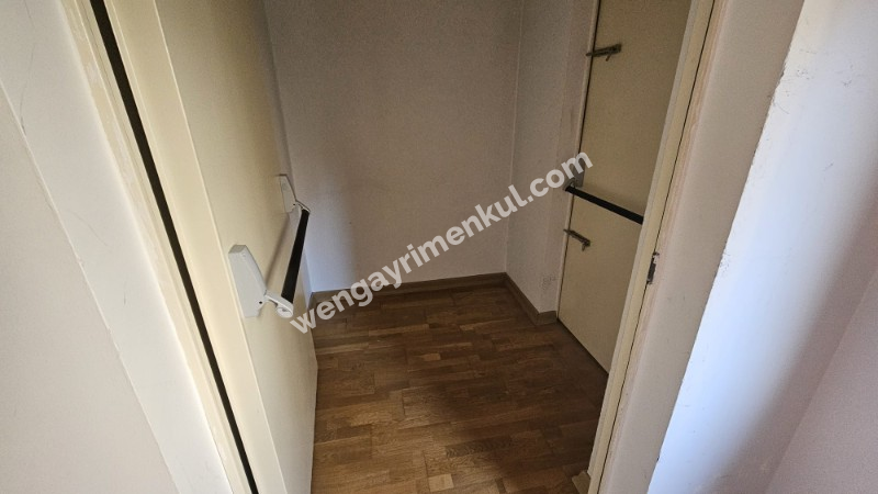 Kozyatağı Oral Sokak'ta Metro ve Minibüs Caddesine Yürüme Mesafesinde 3+1 Daire