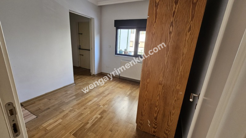 Kozyatağı Oral Sokak'ta Metro ve Minibüs Caddesine Yürüme Mesafesinde 3+1 Daire