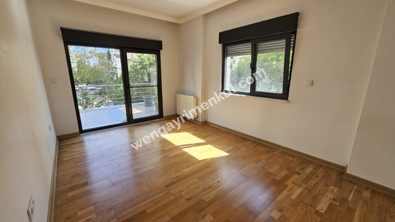 Kozyatağı Oral Sokak'ta Metro ve Minibüs Caddesine Yürüme Mesafesinde 3+1 Daire