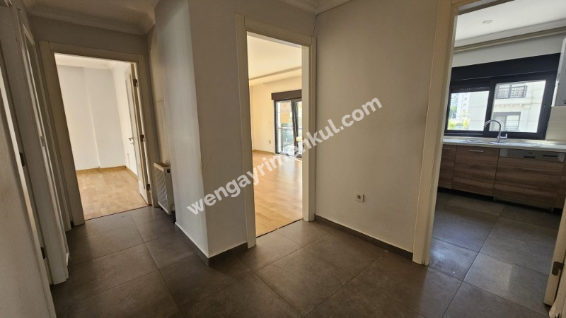 Kozyatağı Oral Sokak'ta Metro ve Minibüs Caddesine Yürüme Mesafesinde 3+1 Daire