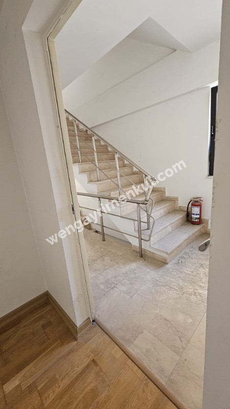 Kozyatağı Oral Sokak'ta Metro ve Minibüs Caddesine Yürüme Mesafesinde 3+1 Daire