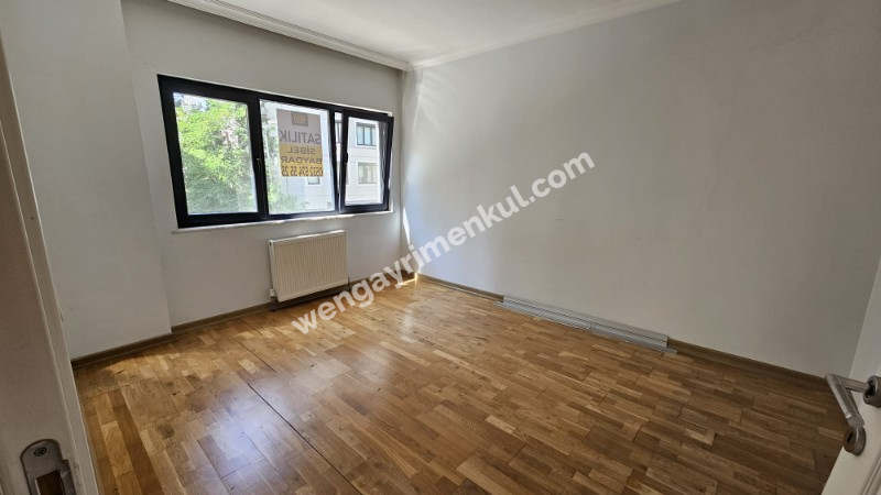 Kozyatağı Oral Sokak'ta Metro ve Minibüs Caddesine Yürüme Mesafesinde 3+1 Daire