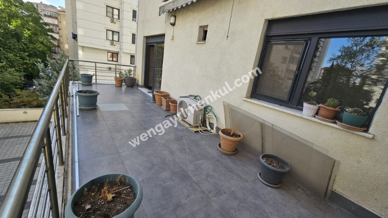 Kozyatağı Oral Sokak'ta Metro ve Minibüs Caddesine Yürüme Mesafesinde 3+1 Daire