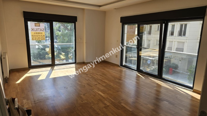 Kozyatağı Oral Sokak'ta Metro ve Minibüs Caddesine Yürüme Mesafesinde 3+1 Daire