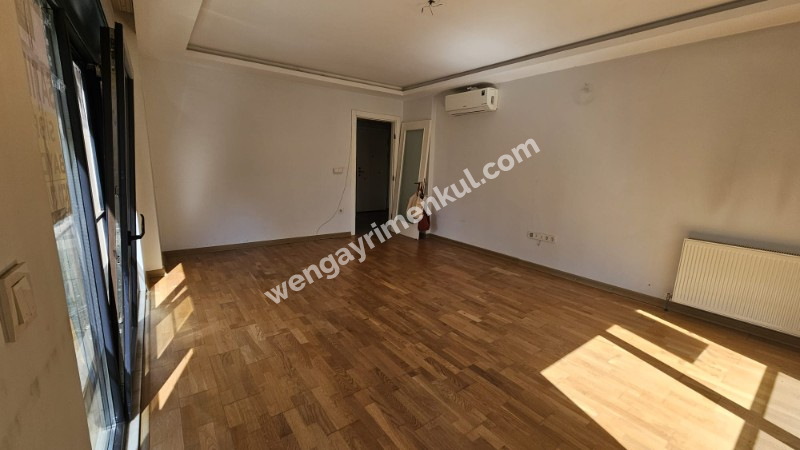 Kozyatağı Oral Sokak'ta Metro ve Minibüs Caddesine Yürüme Mesafesinde 3+1 Daire