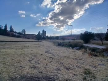 GÜVENAY - ÇORUM MERKEZ  SARMAŞA KÖYÜ MEVKİ TEK TAPU KÖŞE BAŞI SATILIK ARSA