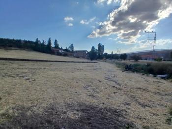 GÜVENAY - ÇORUM MERKEZ  SARMAŞA KÖYÜ MEVKİ TEK TAPU KÖŞE BAŞI SATILIK ARSA