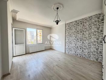 ALYANS'TAN MERKEZİ KONUMDA GMK'YA YAKIN MASRAFSIZ SİTE İÇİ 2+1